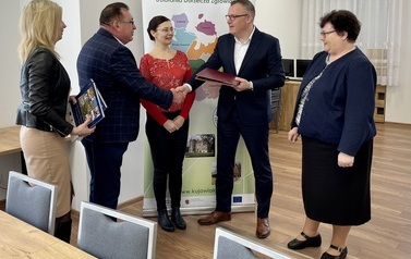 Podpisanie umowy na realizacje projekt&oacute;w ze Stowarzyszeniem Lokalna Grupa Działania Dorzecza Zgłowiączki 1