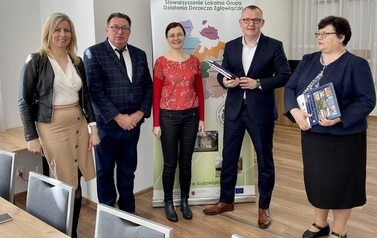 Podpisanie umowy na realizacje projekt&oacute;w ze Stowarzyszeniem Lokalna Grupa Działania Dorzecza Zgłowiączki