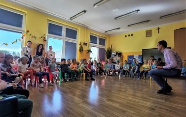 &bdquo;Burmistrz czyta przedszkolakom&rdquo; - czytamy w PP Nr 1