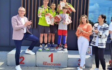 I Międzygminny Turniej Koszyk&oacute;wki Ulicznej oraz Szkolne Igrzyska Olimpijskie w SP Nr 1 w Brześciu Kujawskim 14