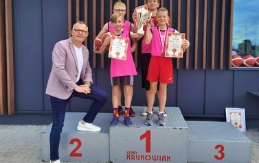 I Międzygminny Turniej Koszyk&oacute;wki Ulicznej oraz Szkolne Igrzyska Olimpijskie w SP Nr 1 w Brześciu Kujawskim 15