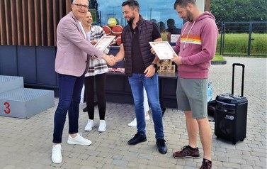 I Międzygminny Turniej Koszyk&oacute;wki Ulicznej oraz Szkolne Igrzyska Olimpijskie w SP Nr 1 w Brześciu Kujawskim 17