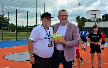 I Międzygminny Turniej Koszyk&oacute;wki Ulicznej oraz Szkolne Igrzyska Olimpijskie w SP Nr 1 w Brześciu Kujawskim 20