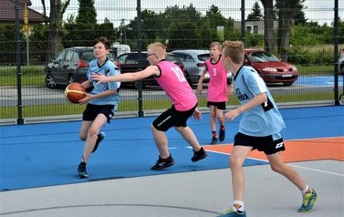 I Międzygminny Turniej Koszyk&oacute;wki Ulicznej oraz Szkolne Igrzyska Olimpijskie w SP Nr 1 w Brześciu Kujawskim 23
