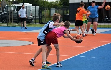 I Międzygminny Turniej Koszyk&oacute;wki Ulicznej oraz Szkolne Igrzyska Olimpijskie w SP Nr 1 w Brześciu Kujawskim 24