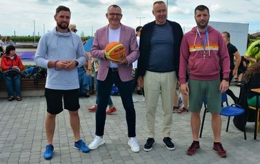 I Międzygminny Turniej Koszyk&oacute;wki Ulicznej oraz Szkolne Igrzyska Olimpijskie w SP Nr 1 w Brześciu Kujawskim 27