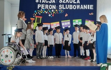 Ślubowanie klas pierwszych w ZNPO w Kąkowej Woli