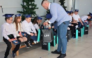Ślubowanie klas pierwszych w SP w Brzeziu