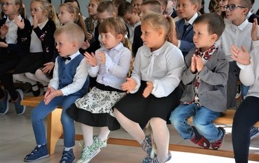 Ślubowanie klas pierwszych w SP w Brzeziu