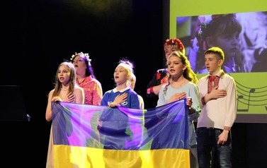 Konkurs Plastyczny "Chodź, pomaluj m&oacute;j świat na ż&oacute;łto i na niebiesko"  3